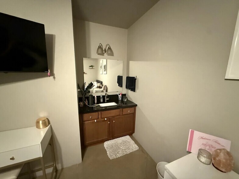 Building Photo - 312 S Cherry Ave