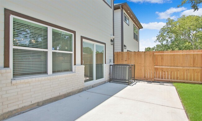 Building Photo - 3537 Mt Pleasant St