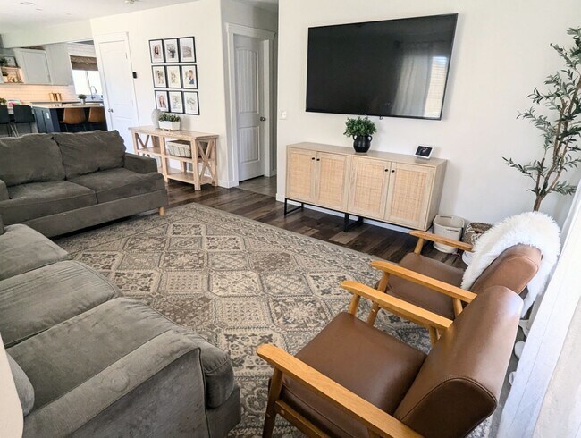 Building Photo - 5 Bedroom/3.5 Bathroom House in Lehi