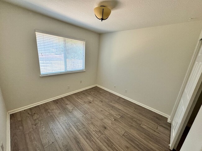 Building Photo - Well Kept 3 Bedroom, 2 Bathroom in Roseville Available Now!