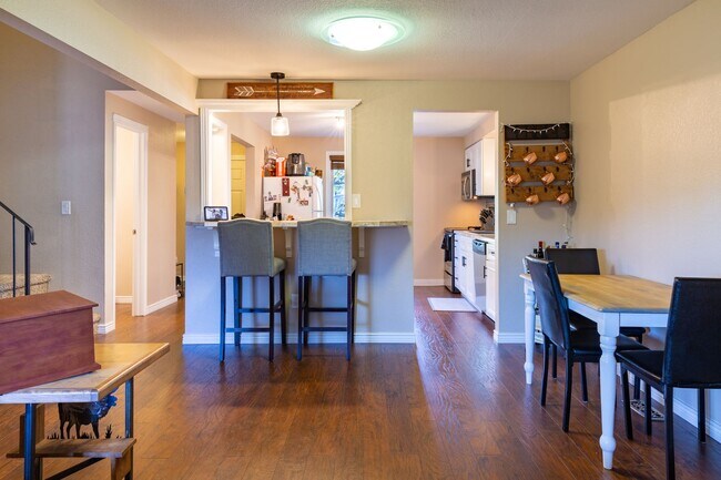 Building Photo - Updated Boise Ave. Townhome in great location!