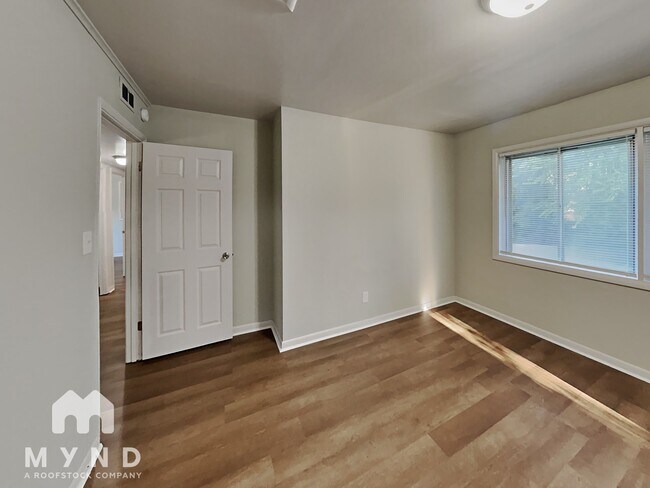Building Photo - 217 E Haven Dr NE