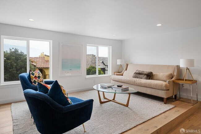 Building Photo - 628 Los Palmos Dr