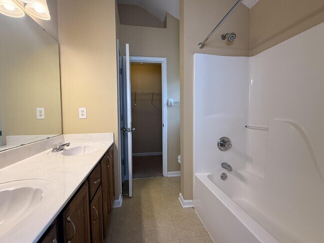 Building Photo - "Charming 3-Bedroom Lakeland Home with Cozy Fireplace & Gleaming Hardwood Floors!"