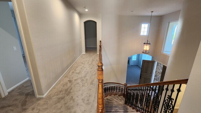 Building Photo - Gorgeous home on the Golf Course in a gated community.