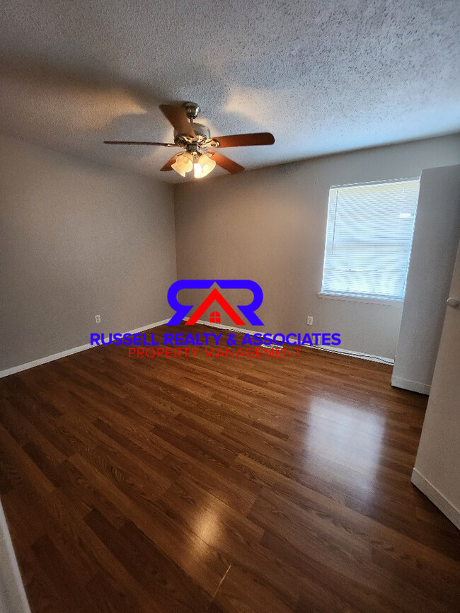 Building Photo - Corner Lot- Fenced In- 2 Story Townhome!