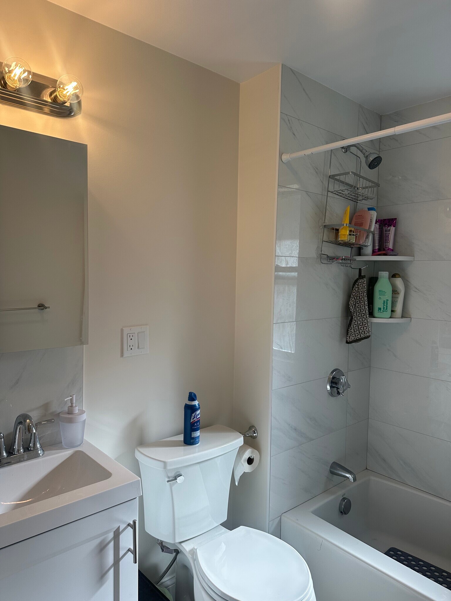 Building Photo - 100 W Adams St