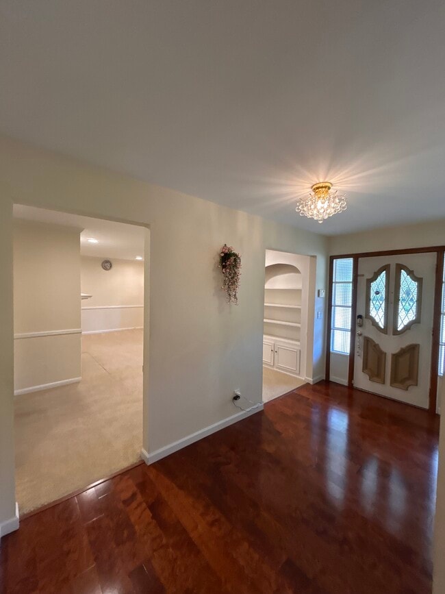 Building Photo - 879 Grove Ave