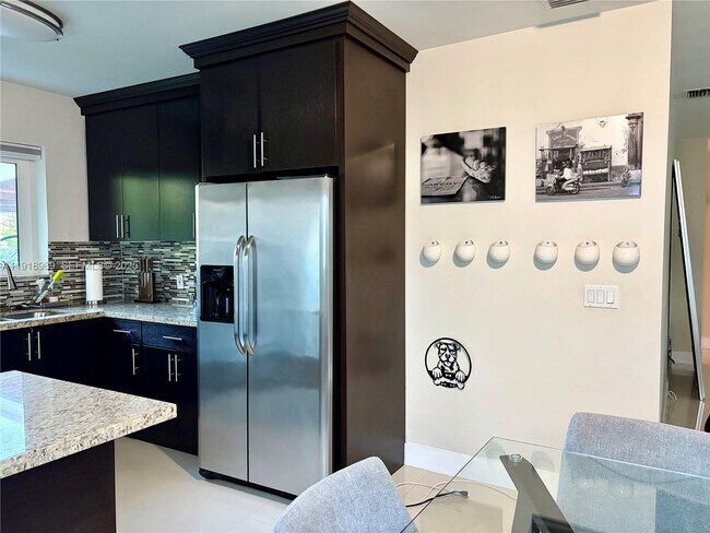 Building Photo - 1435 SW 16th St