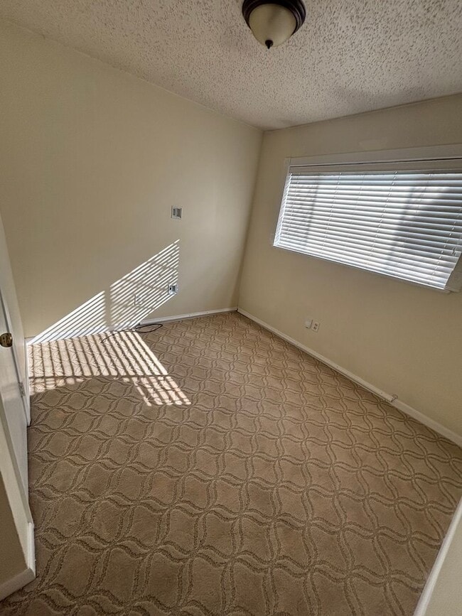 Building Photo - Central Bossier Beauty!