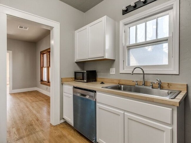 Building Photo - Renovated 3-bedroom, 2-bath home located in the heart of Edmond!