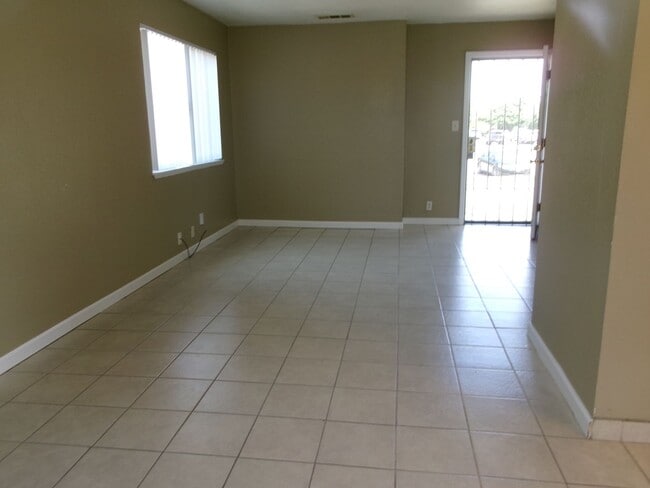 Building Photo - TRIPLEX OAKDALE