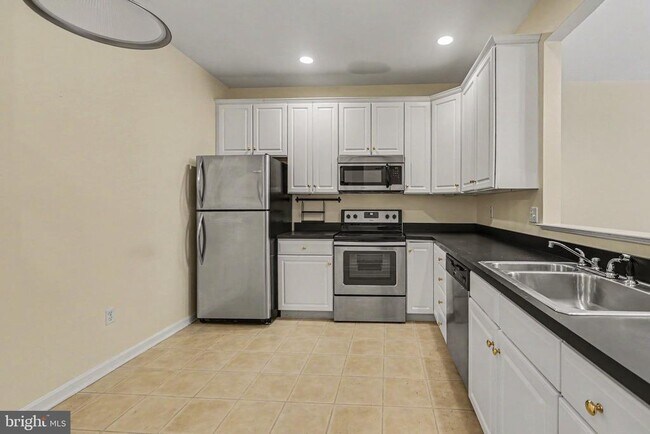 Building Photo - 645 Springhouse Ln