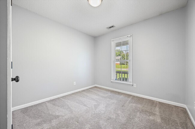 Building Photo - Updated and well maintained 3 bedroom, 2 b...