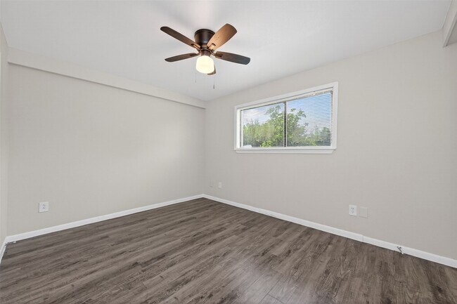 Building Photo - 427 Hollyvale Dr