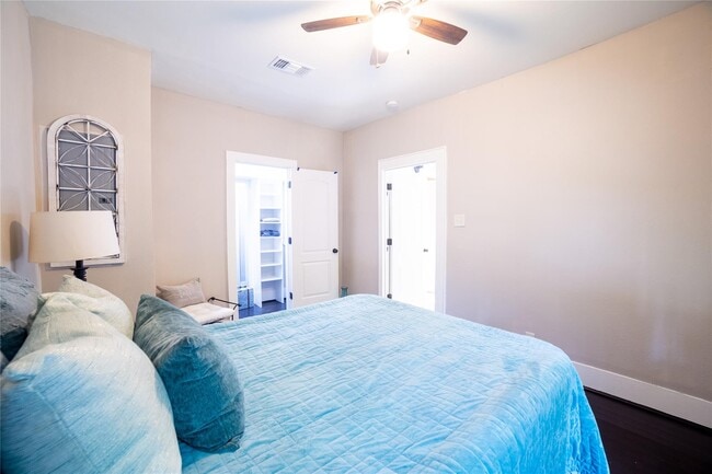 Building Photo - 420 N Live Oak St