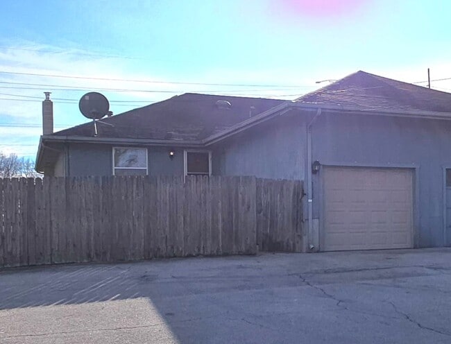 Building Photo - 2000 Square feet Duplex Southeast!  $1195