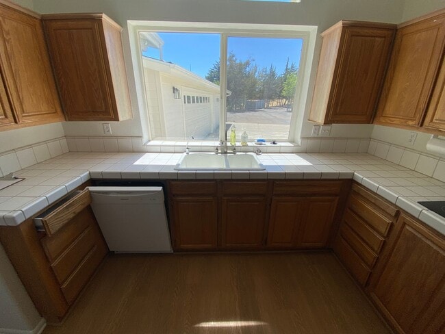 Building Photo - Panoramic Views - 46 West - Hilltop Property