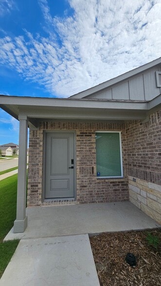 Building Photo - 1600 Baron Ln