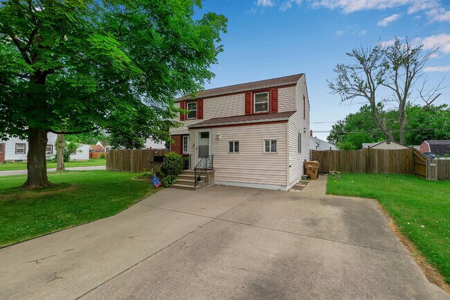 Building Photo - Furnished 4-Bedroom Single-Family Home in Cheektowaga
