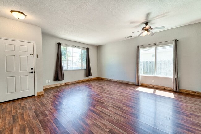 Building Photo - North Yuba City 3 bd 2 bath Home with solar
