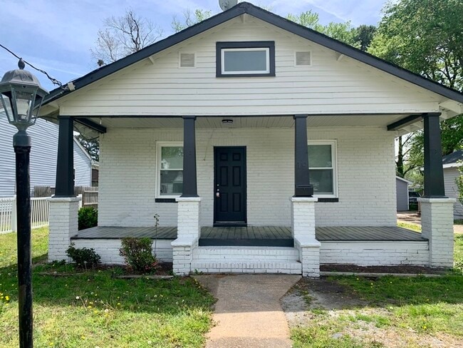 Primary Photo - Two Bedroom 1 Bathroom home in Portsmouth
