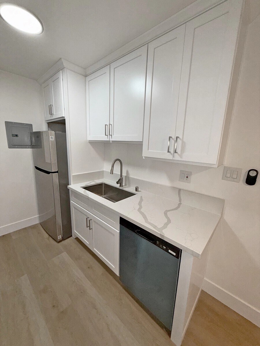 Building Photo - 1852 N Wilton Pl