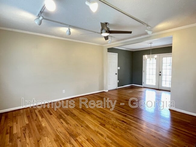 Building Photo - 633 White St