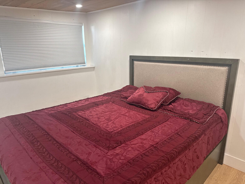 Building Photo - 605 NE 27th St