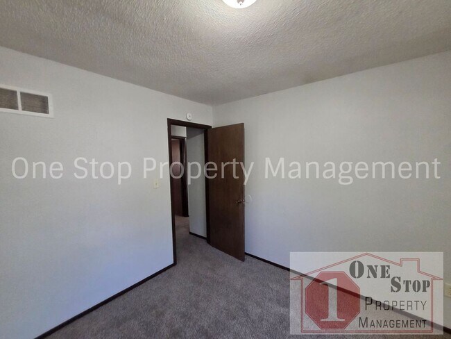 Building Photo - Welcome Home to this Adorable 2 Bed 1.5 Bath Duplex in Independence!!