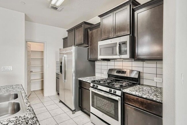 Building Photo - 1620 Bryant Dr