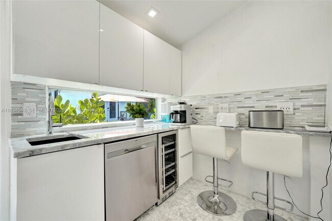 Building Photo - 3305 NE 16th Ct