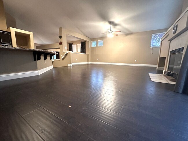 Building Photo - Gorgeous 4 Bed, 2 Bath in Shadow Lakes with SOLAR!