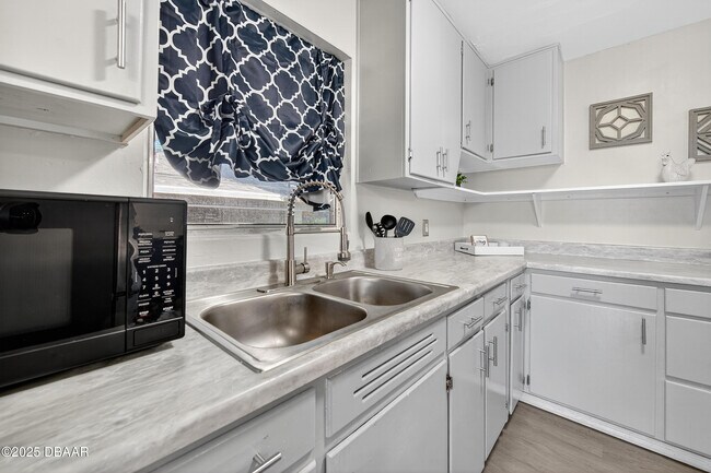 Building Photo - 930 Daytona Ave