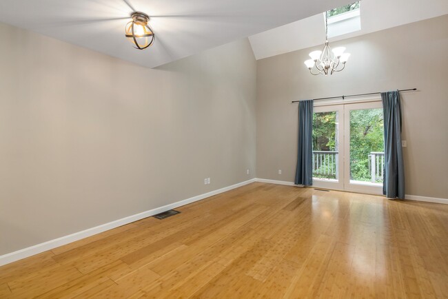 Building Photo - 20 Glengarry Dr