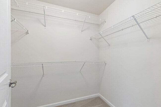 Building Photo - Beautifully Maintained 4BR/3.5BA End-Unit Townhome in Twin Lakes