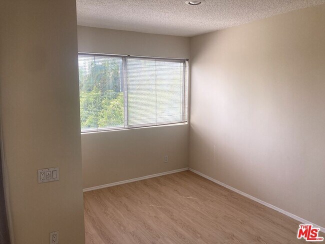 Building Photo - 1025 Kings Rd