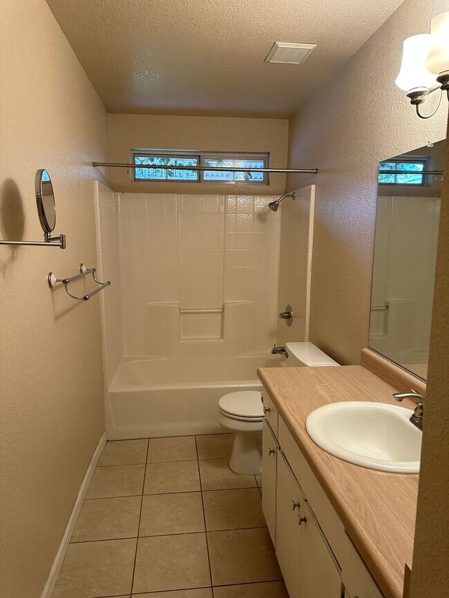 Building Photo - Beautifully maintained home located in a desirable Anderson neighborhood