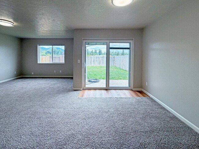 Building Photo - 780 N Cloverleaf Loop
