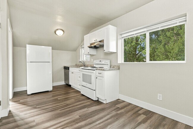 Building Photo - 2943 Porter Ave