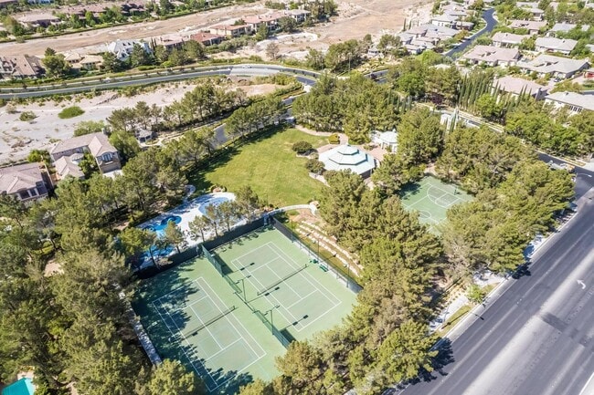 Building Photo - Queensridge Beauty - 5 bedroom on a 1/4+ acre lot