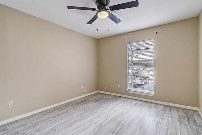 Building Photo - 1880 White Oak Dr