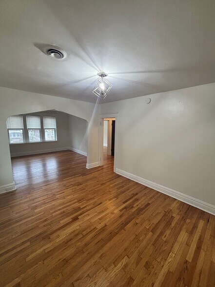 Building Photo - 5054 Winona Ave