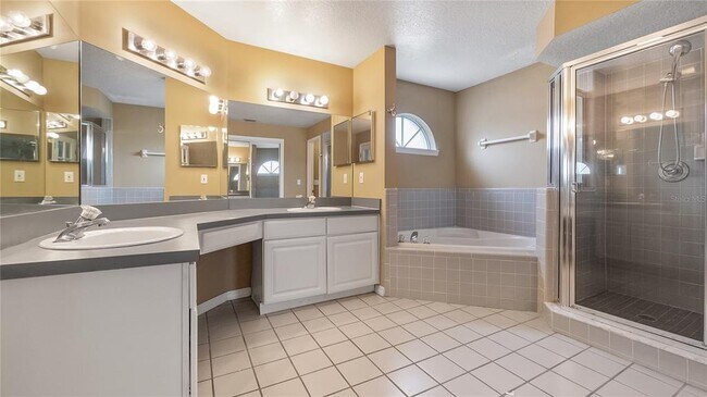 Building Photo - 468 Queensbridge Dr