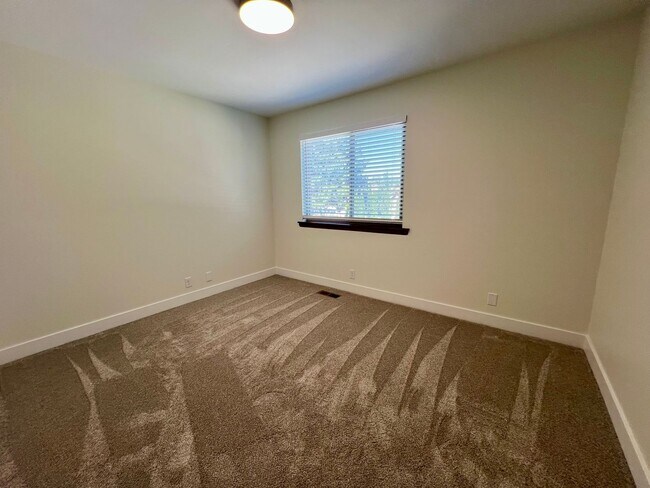 Building Photo - Rare Opportunity to Rent a Park Place Town...