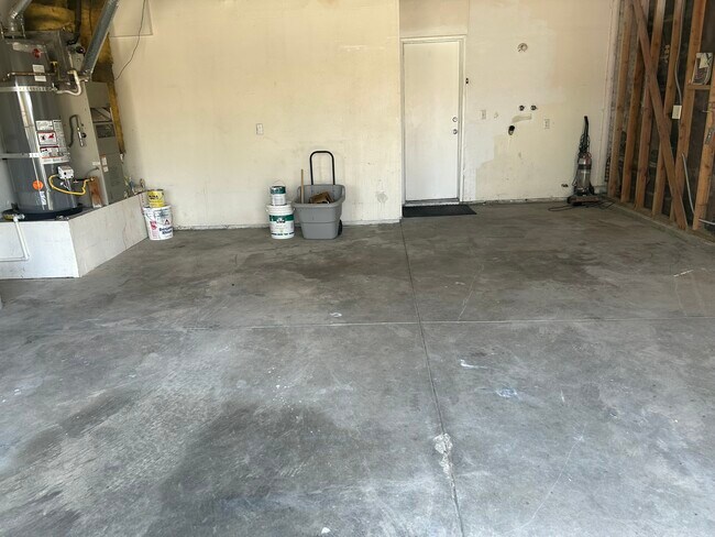 Garage - 45408 17th St E
