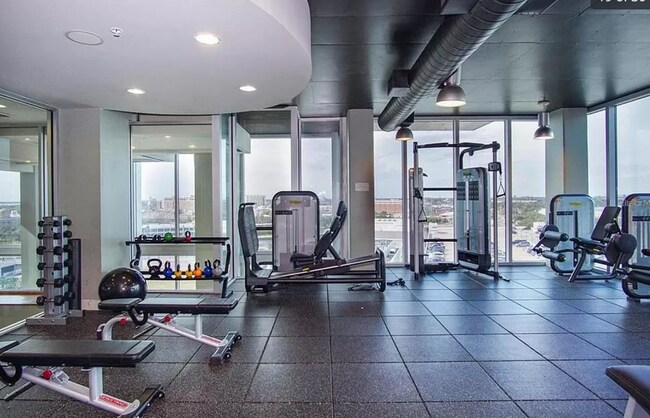 Building Photo - 777 N Ashley Dr