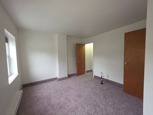 Building Photo - Freshly Renovated 2 Bedroom Townhome!