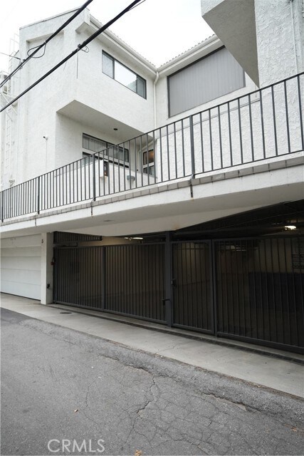 Building Photo - 14025 Riverside Dr