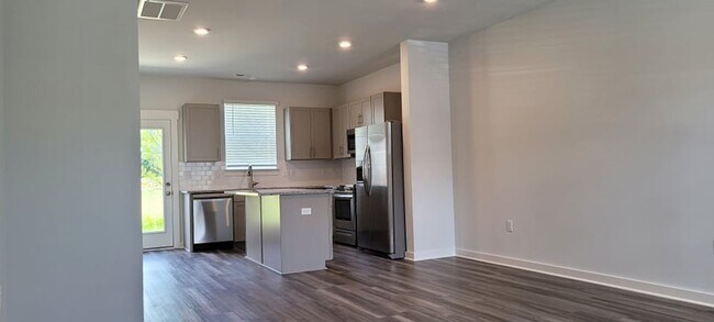 Building Photo - Brand New Townhome!